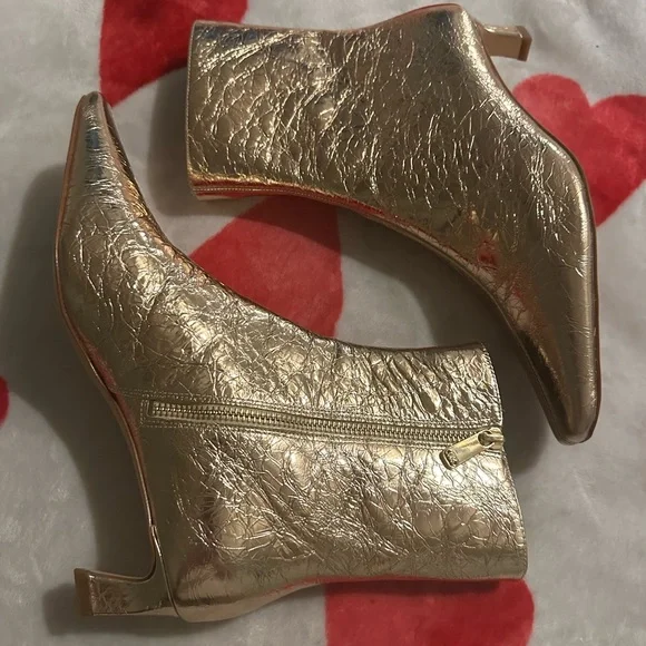 New Michael Kors
Cosmo Crinkle Metallic Leather Kitten Heel Booties - Picture 11 of 11